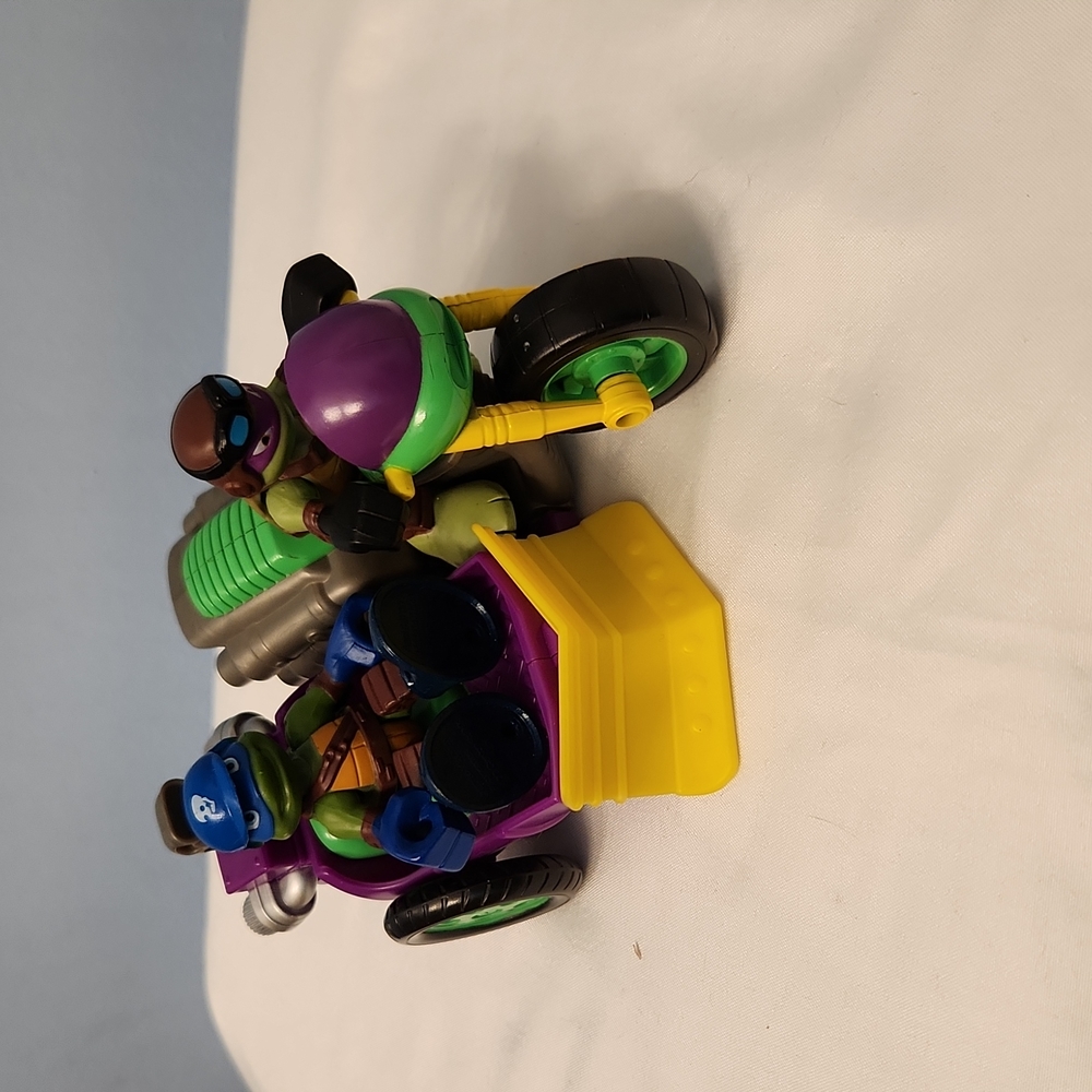 Teenage Mutant Ninja Turtles Motorcycle with Donatello and Leonardo figures